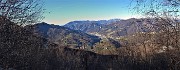 42 Bella finestra tra le piante del bosco panoramica  sulla conca di Zogno